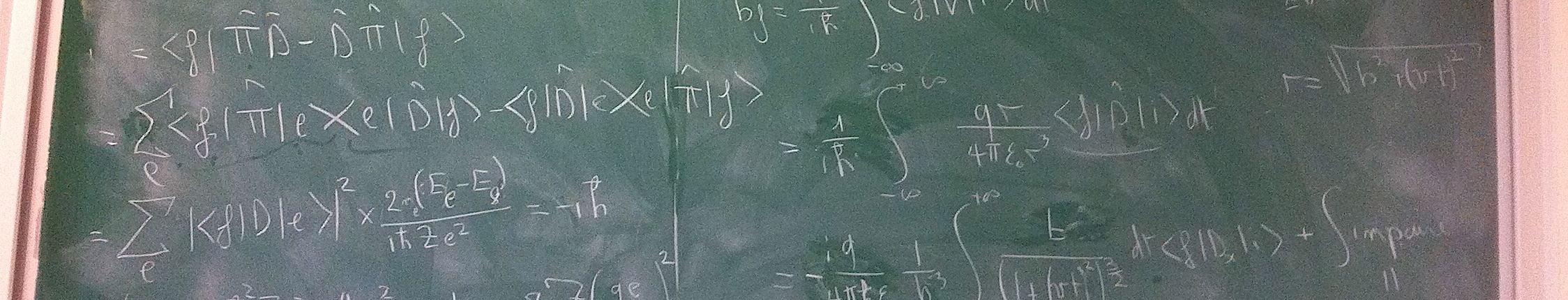 Équations manuscrites de physique quantique à la craie sur un tableau